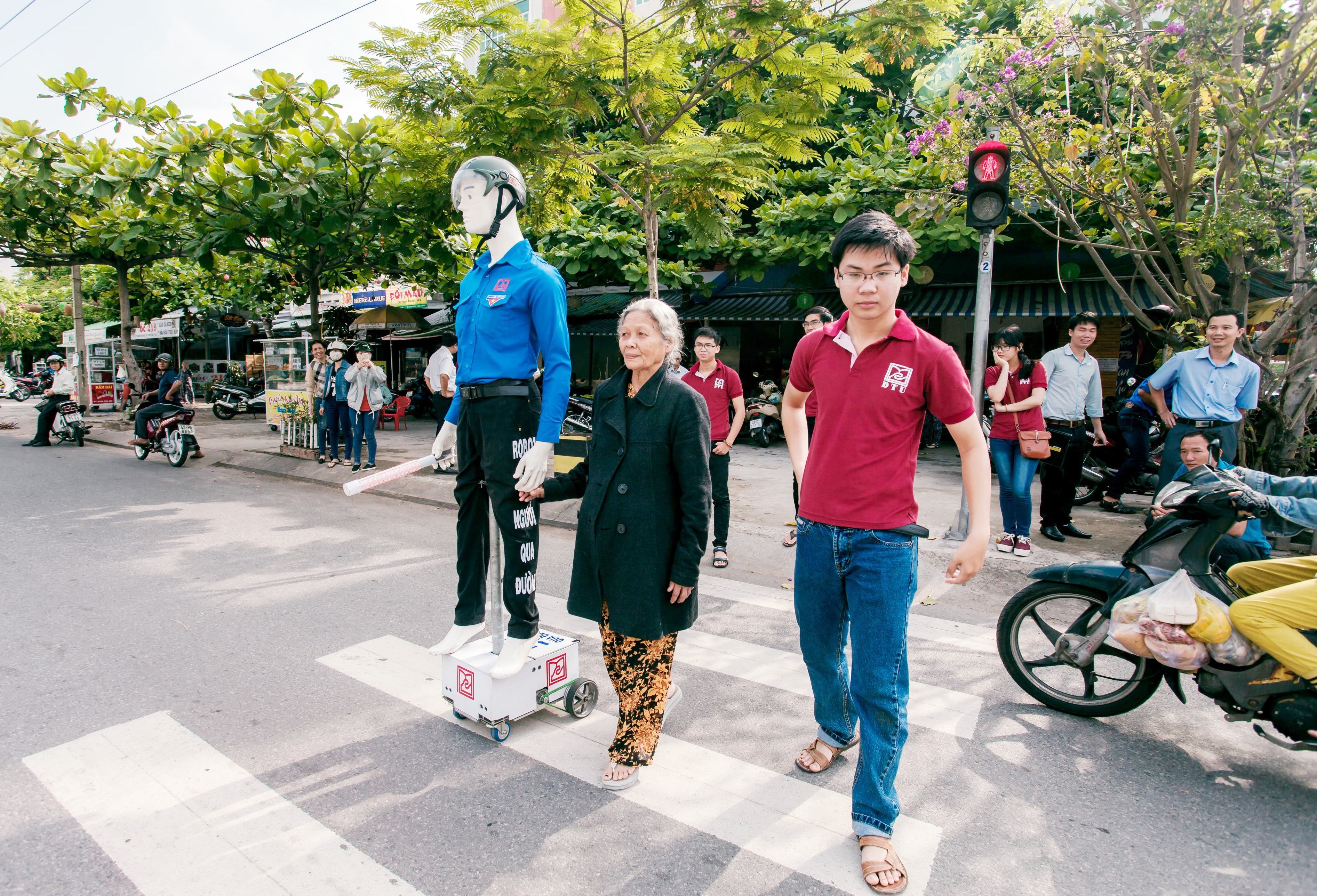 Người qua đường chỉ nhấn nút màu đỏ, robot sẽ tự động dẫn họ qua bên kia đường. Khi tới đích, robot sẽ nói lời tạm biệt rồi quay vòng 180 độ trở về vị trí xuất phát. Mỗi lần sang đường, robot sẽ mất từ 1,5-2 phút. Robot có thể hoạt động trên 50 lượt mới tiêu tốn hết năng lượng/ngày.