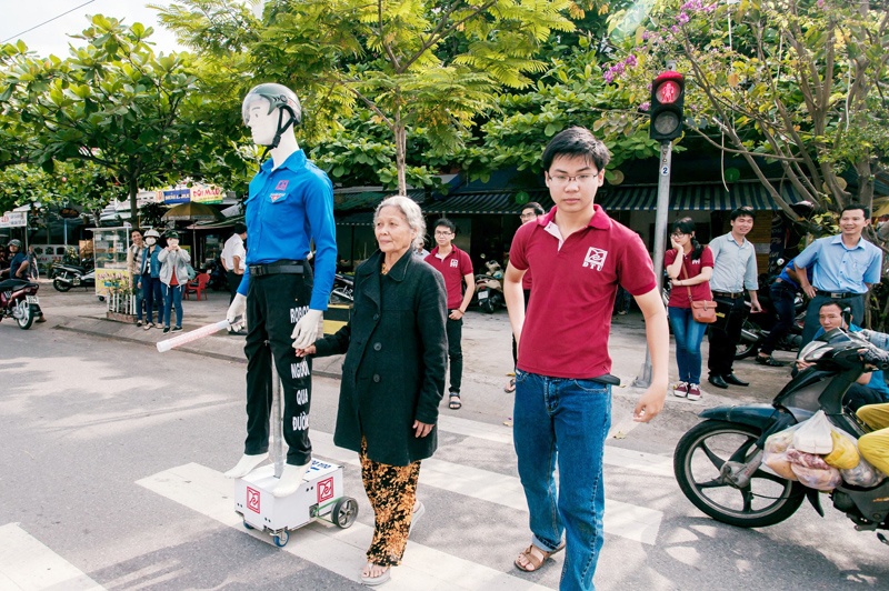 Robot biet noi dan nguoi qua duong o Da Nang hinh anh