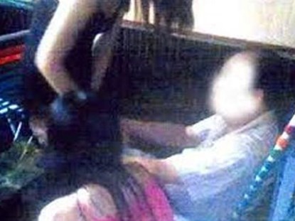 Mot huyen uy vien bi to mua dam hinh anh