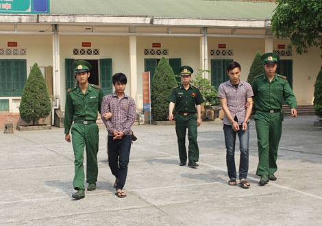 Lua 2 tre em qua bien gioi ban dam hinh anh