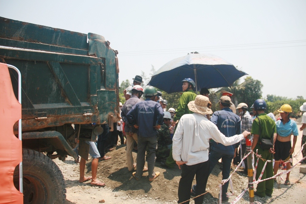 Xe tải chở đất đá vùi lấp ông Thạnh.