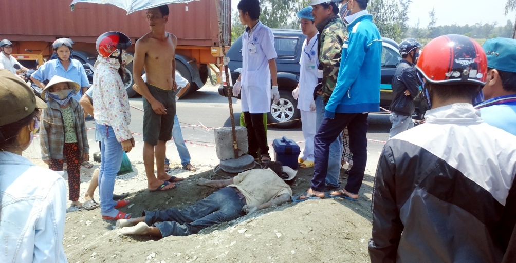 Ông Thạnh bị bất tỉnh do lượng lớn đất đá vùi lấp.