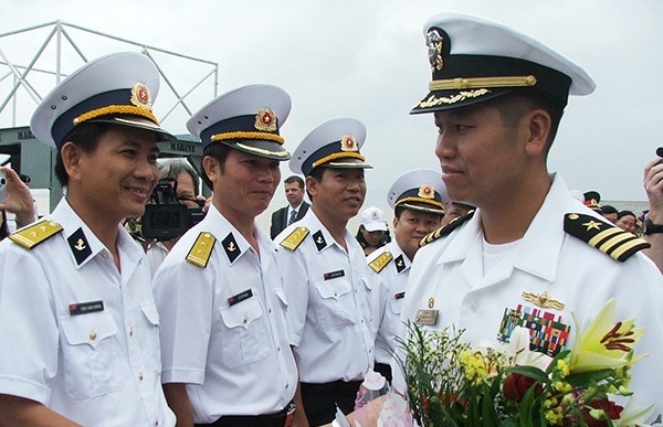 Nguoi goc Viet chi huy hai tau chien Hoa Ky toi Da Nang hinh anh