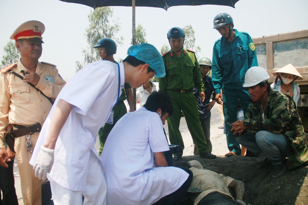 Nhân viên y tế sơ cấp cứu cho nạn nhân tại hiện trường.