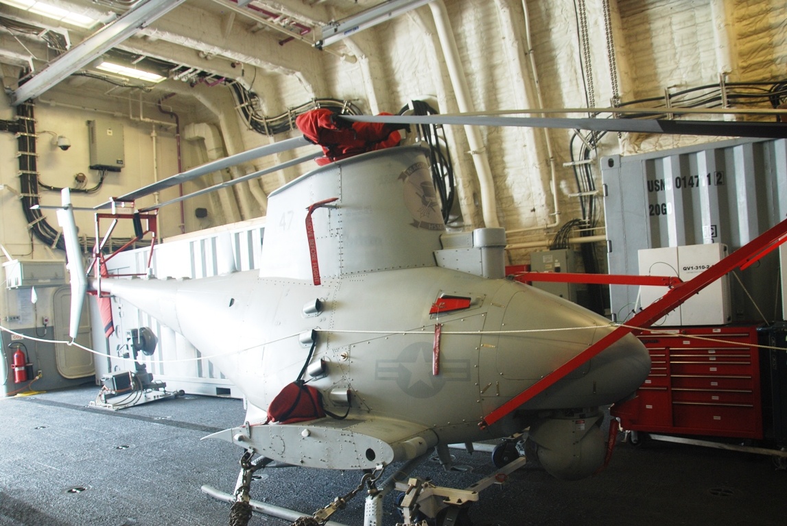 Trụn tàu có hai trực thăng luôn trong tư thế sẵn sàng làm nhiệm vụ. 