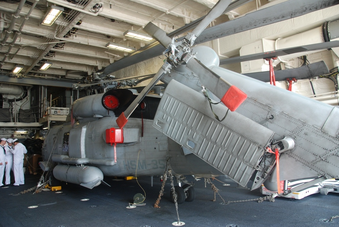 USS Fort Worth được 54 thủy thủ và 19 nhân viên sử dụng các thiết bị chiến đấu vận hành. Phi đội phòng không trên tàu gồm 24 người, sử dụng hai trực thăng MH-60 Seahawk và trực thăng không người lái MQ-8 Fire Scout.