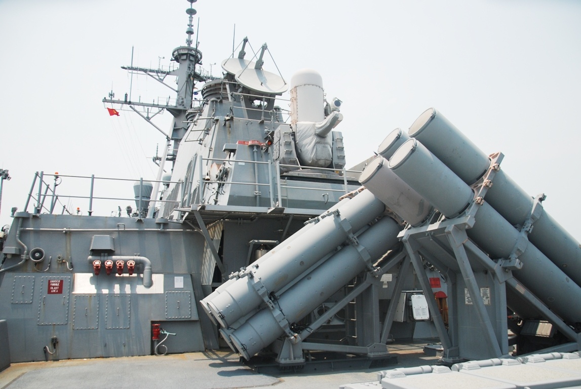 Tàu có thể phóng tên lửa SM-3, vũ khí phòng vệ của hải quân Mỹ do công ty Raytheon sản xuất, để tiêu diệt các tên lửa đạn đạo tầm trung. 