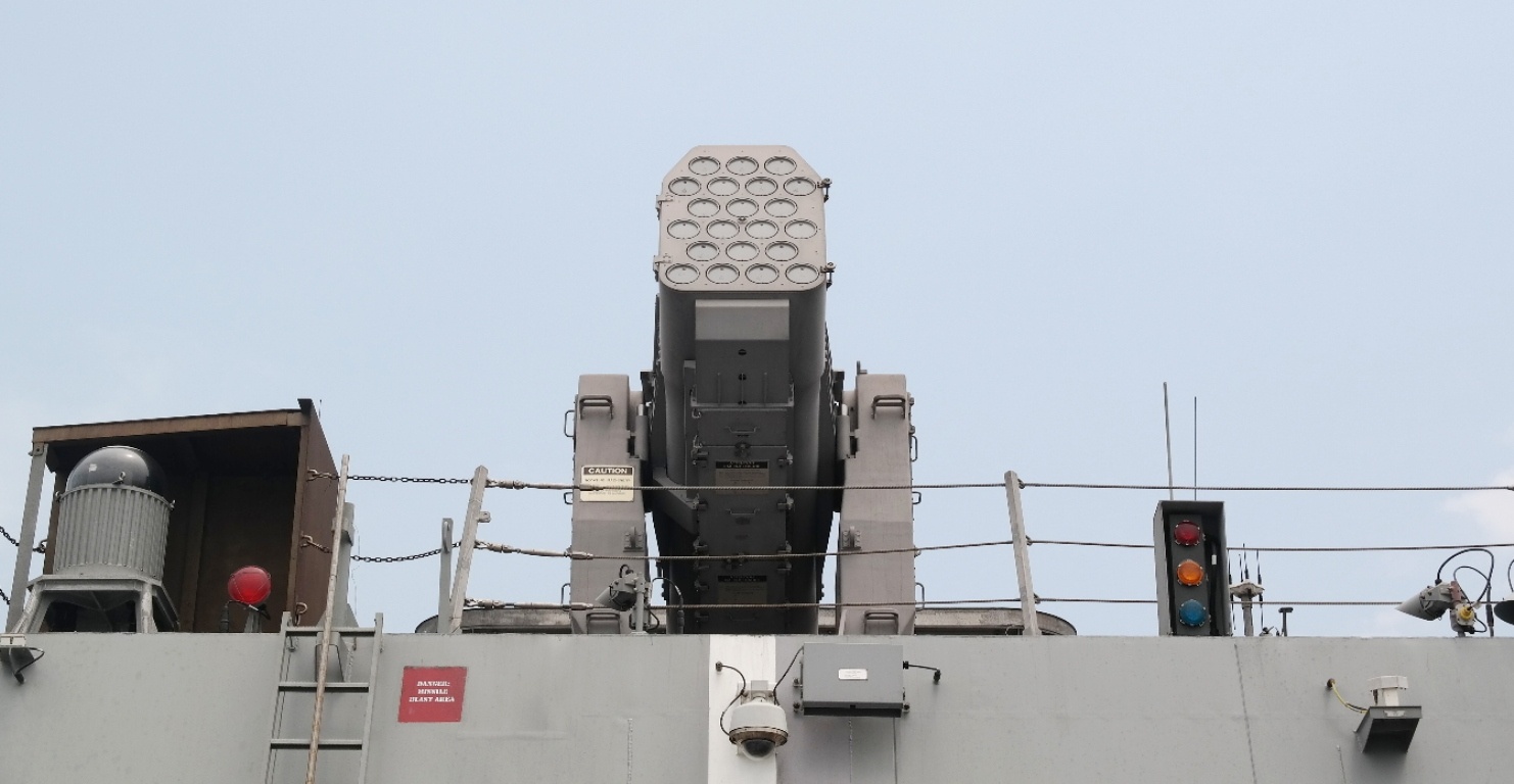 Sự kết hợp của các hệ thống phòng thủ Aegis, một hệ thống tác chiến chống ngầm tiên tiến cùng máy bay trực thăng SH-60 Seahawk, tên lửa phòng không tối tân, tên lửa chống hạm Tomahawk và tên lửa hạm đối đất đã biến chiếc tàu chiến lớp Arleigh Burke trở thành một chiến binh quyền lực nhất trên mặt biển.