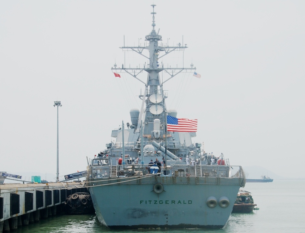 Sáng nay, 6/4, 2 chiến hạm Hải quân Hoa Kỳ, cùng khoảng 400 thủy thủ đoàn đã cập Cảng Tiên Sa (Đà Nẵng), bắt đầu chuyến thăm hữu nghị, giao lưu giữa hải quân hai nước.