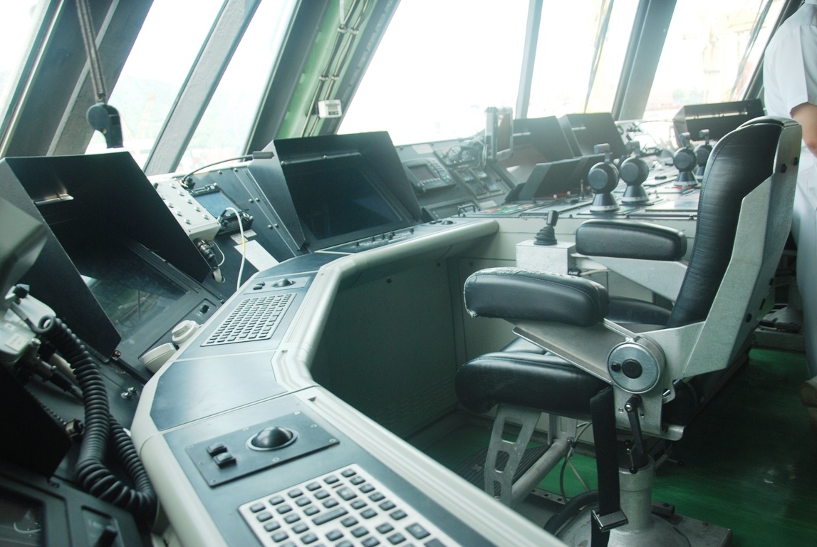 USS Fort Worth sử dụng động cơ phản lực nước thay chân vịt, giúp tàu có thể di chuyển về một phía, xoay vòng và tiến vào những không gian chật hẹp. Tàu dài 119 m, mớn nước 4 m, tốc độ tối đa khoảng 74 km/h. Tàu được sử dụng để rà phá mìn, dò tàu ngầm và chiến đấu trên mặt biển.