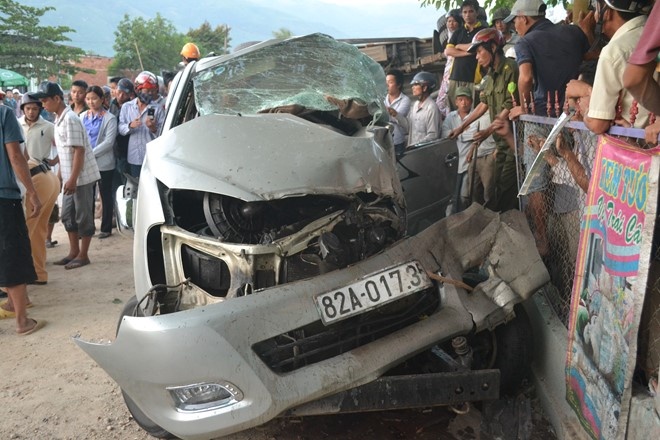 Innova dam xe tai, 3 nguoi trong gia dinh tu vong hinh anh