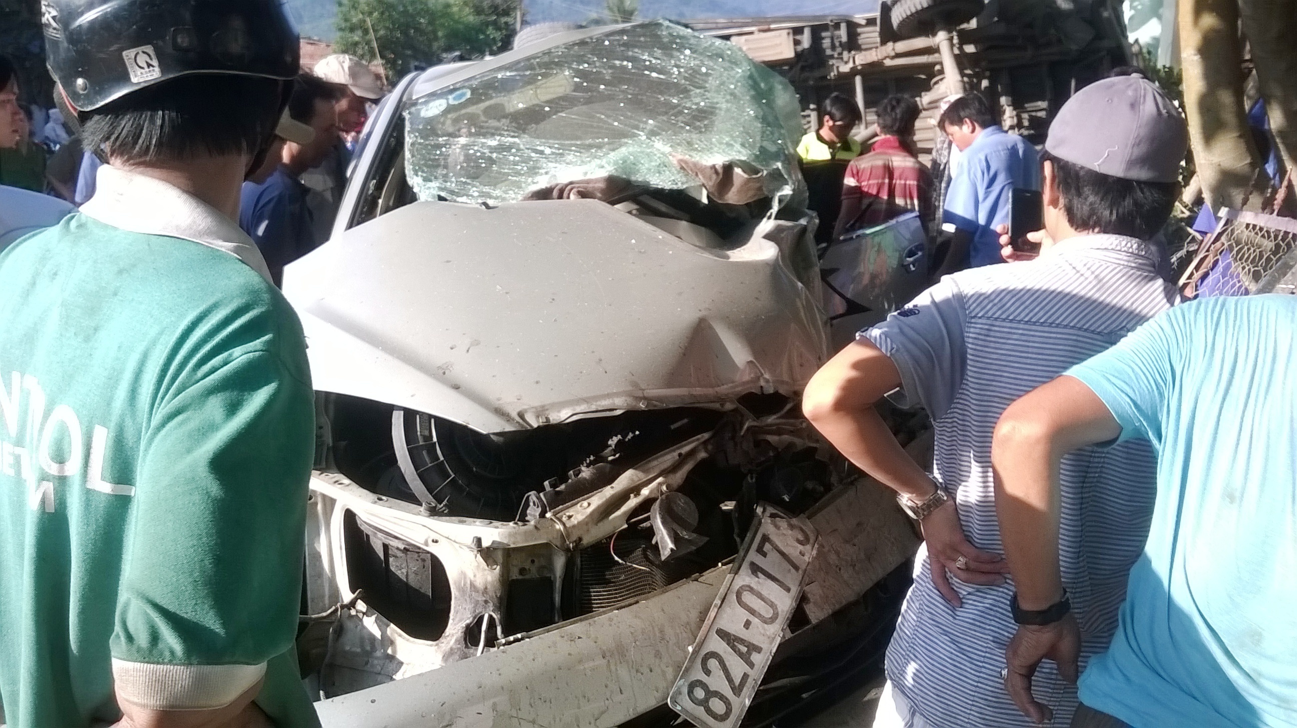 Phut chung kien 3 nguoi than tu nan tren chiec Innova hinh anh