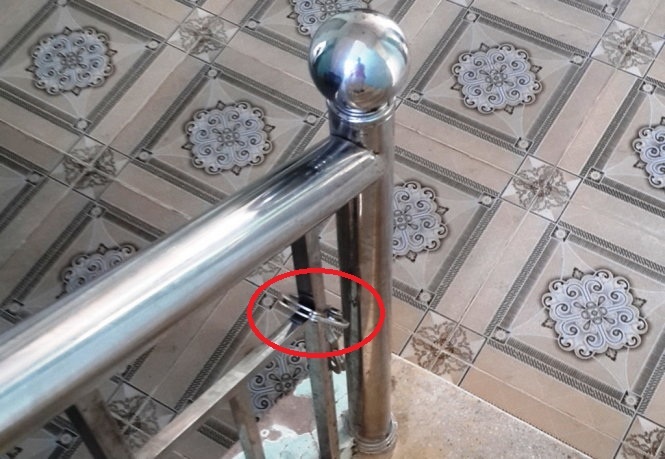 Còng số 8 còn ở chân cầu thang cơ quan công an sau khi “nữ quái” tháo còng bỏ trốn