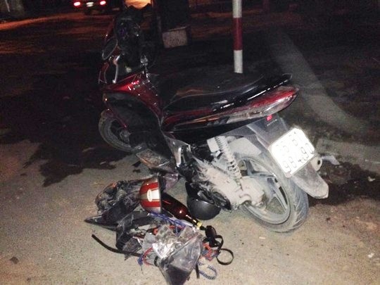 Phong ao ao, 2 thanh nien tong xe vao tuong vang chuc met hinh anh