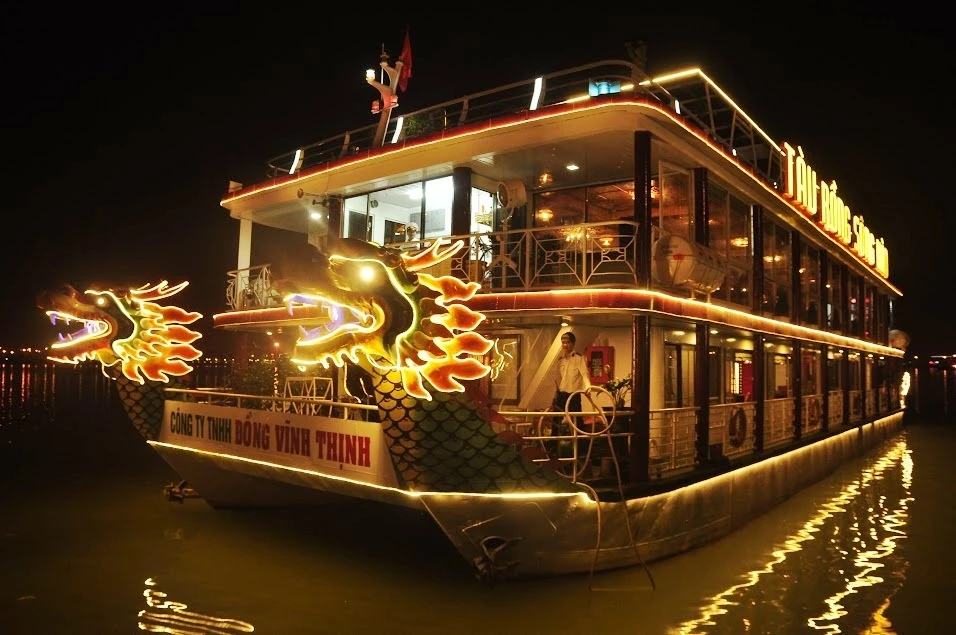 Nhà hàng nổi di động mang tên Tàu Rồng Sông Hàn là tàu du lịch lớn nhất hoạt động trên sông Hàn hiện nay