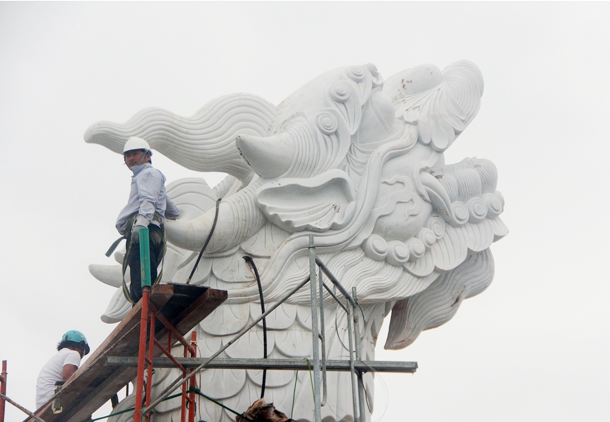 Ca chep dau rong bang da cao gan 8 m ben song Han hinh anh