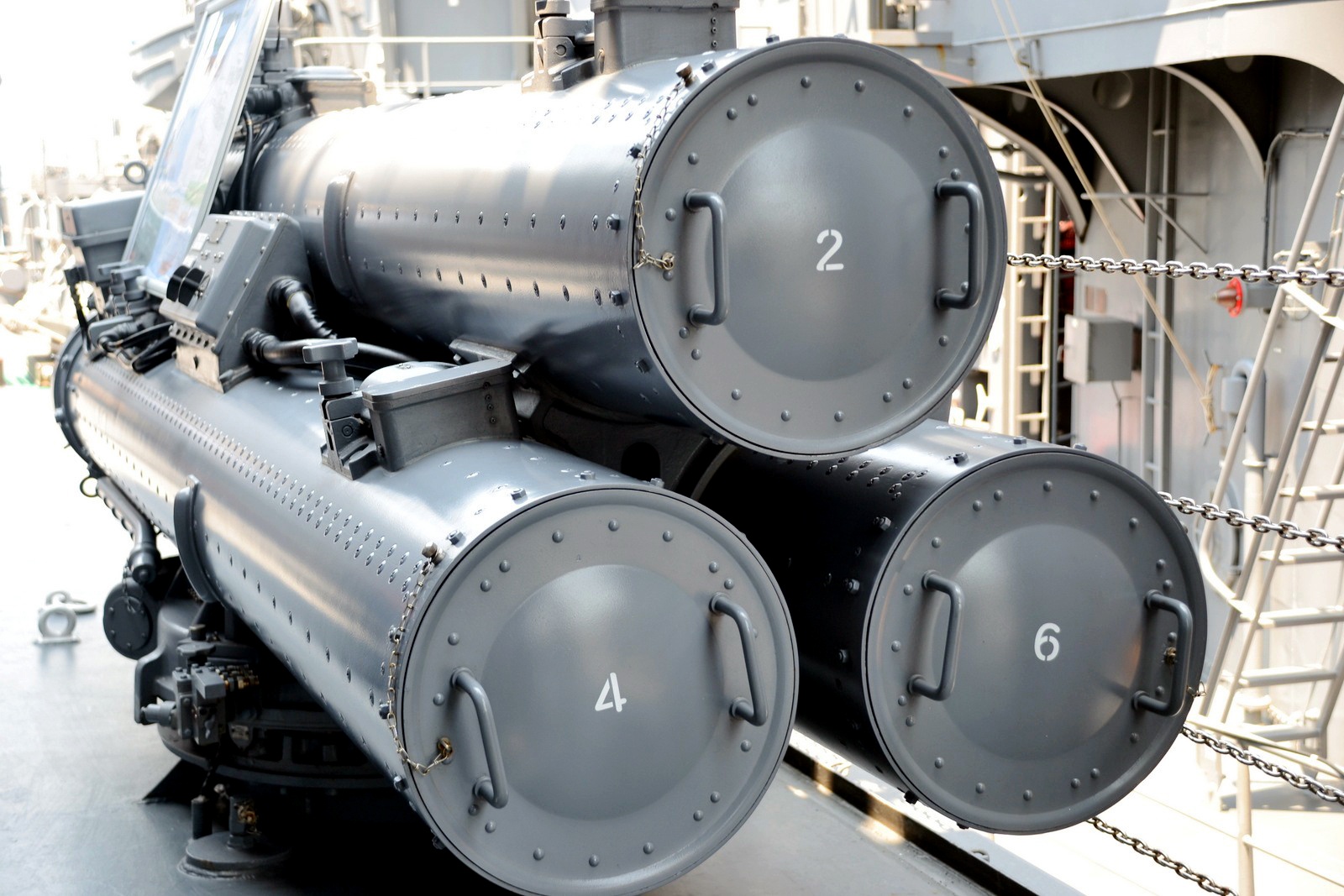 Can canh vu khi hang nang cua chien ham Nhat Ban tai Da Nang hinh anh