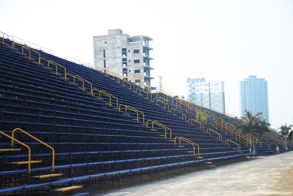 Sáng 21/4, hơn 50 công nhân của Công ty CP Đông Dương (TP HCM) đang hoàn tất những công đoạn cuối lắp đặt khán đài phục vụ cuộc thi trình diễn pháo hoa quốc tế Đà Nẵng 2015 (DIFC 2015). 