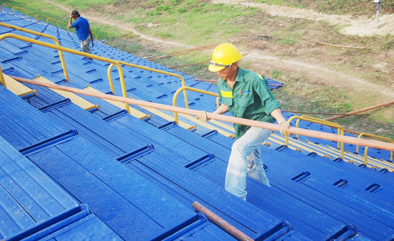 Ông Quang Hữu Minh Tâm, Phó phòng kinh doanh và tiếp thị (Công ty CP Đông Dương), cho biết, đây là khán đài lắp ghép lớn nhất Việt Nam. Sau khi hoàn thành, công ty sẽ bàn giao khán đài cho Công ty Incosaf Đà Nẵng thử tải, kiểm định chất lượng, dưới sự giám sát của Sở Xây dựng Đà Nẵng.