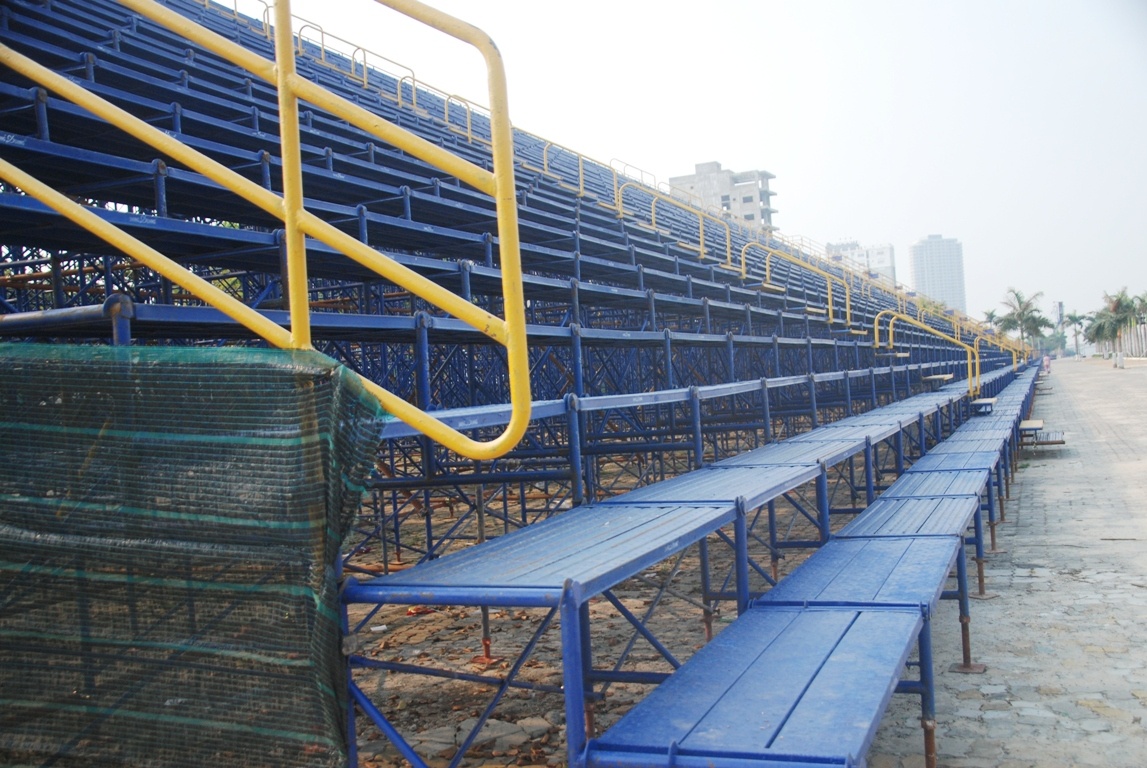 Theo thông tin từ Sở Văn hóa, Thể thao và Du lịch TP Đà Nẵng, các khu khán đài A, B, C có sức chứa 32.000 chỗ ngồi, được lắp ghép trên diện tích hơn 12.000 m2. Chiều cao của khán đài là 10,2 m. 