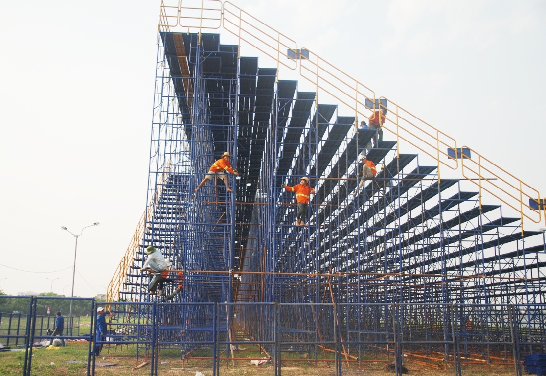 Các khán đài A, B, C được lắp phía đường Trần Hưng Đạo, đoạn giữa cầu Sông Hàn và cầu Thuận Phước.  