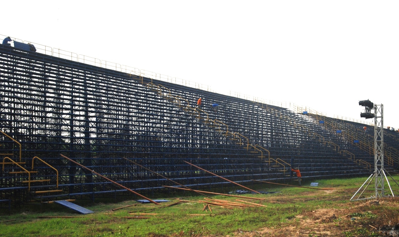 Khán đài A, B đã được lắp xong. Các công nhân đang tiến hành lắp khán đài C. Dự kiến đến ngày 24/4, công việc này sẽ hoàn thành và bàn giao cho ban tổ chức.