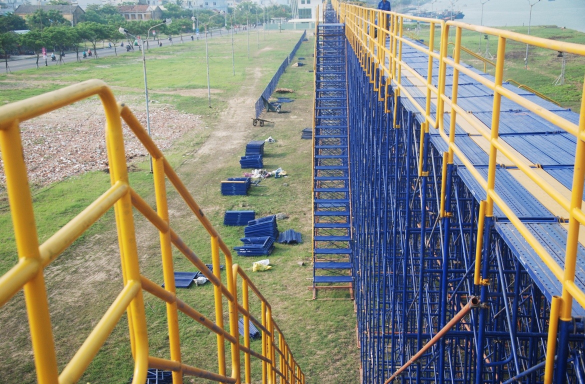 Các khán đài có lối đi riêng biệt cho từng khu để khán giả dễ dàng lên xuống. 