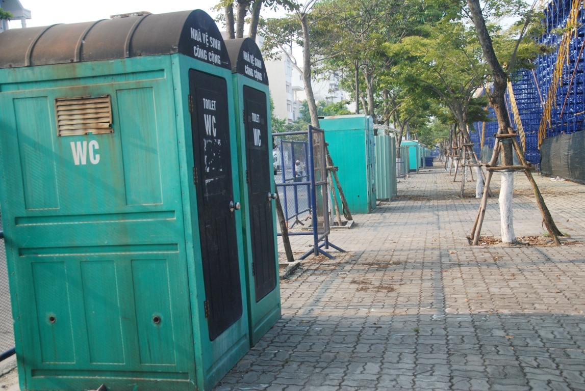 Các khán đài đều có nhà vệ sinh riêng.