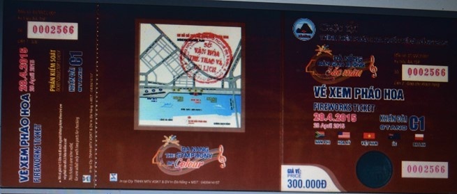 Tam giu 4 nguoi cheo keo khach mua ve xem phao hoa hinh anh