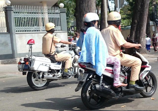 CSGT cho dan di cap cuu sau lenh cam duong tong duyet hinh anh