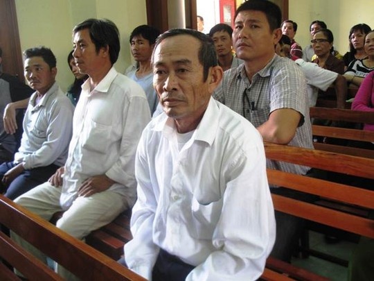 Ông Nguyễn Văn Thân theo dõi phiên tòa xét xử con mình.