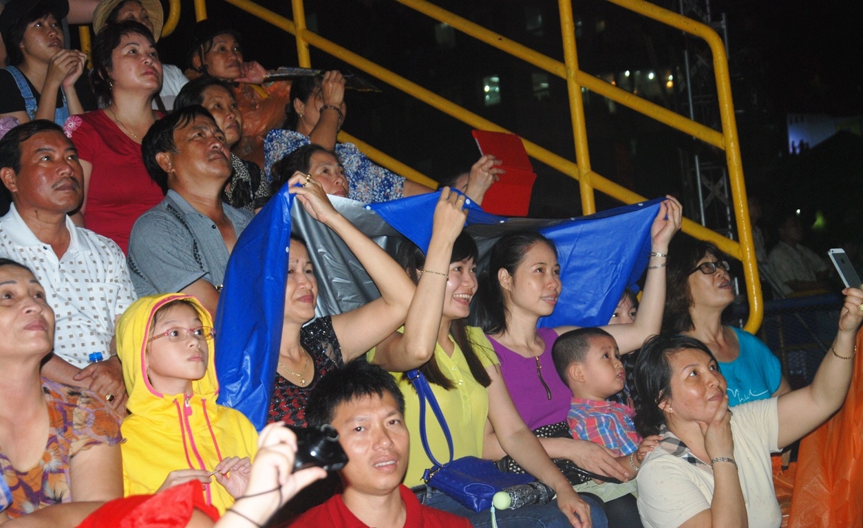 Doi mua xem trinh dien phao hoa quoc te hinh anh