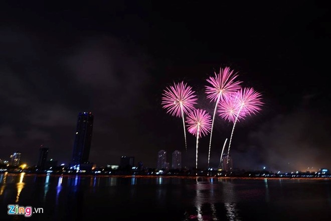 Gia cho xem phao hoa o Da Nang tang theo chieu cao toa nha hinh anh