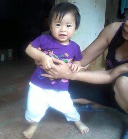 Bé Cẩm Tú đã được 18 tháng tuổi.