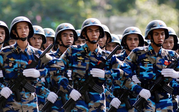 Hai quan dieu binh voi dan vu khi hien dai hinh anh