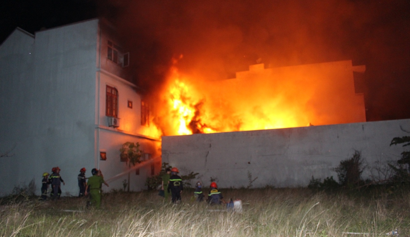 Hien truong no kho hoa chat, 3 canh sat PCCC bi gay tay hinh anh