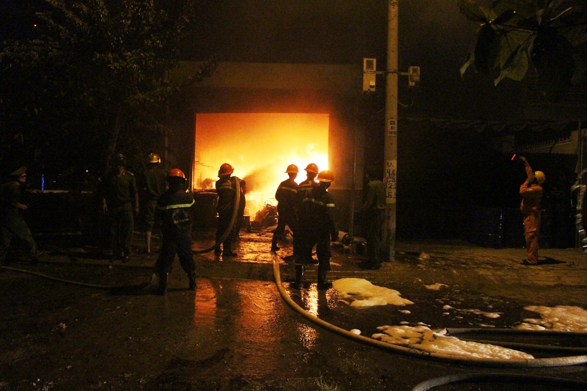 Phut sinh tu cua canh sat chua chay kho hoa chat giua khuya hinh anh