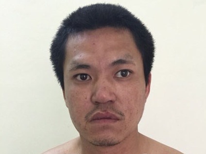 Lao ra nga tu den do, dap xe oto vu oan doi tien hinh anh