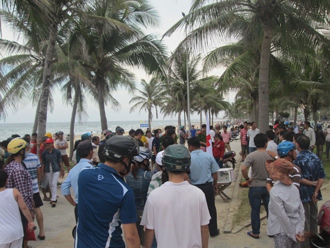 Nguoi dan ong ngoi chet tren ghe da ven bien hinh anh