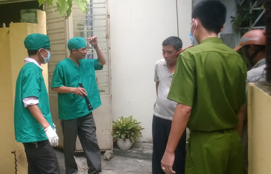 Nguoi dan ong song mot minh tu vong duoi chan cau thang hinh anh