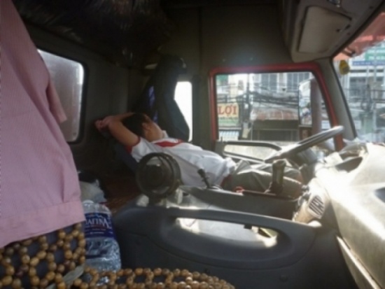 Tai xe dung container giua duong de ngu bi phat gan 8 trieu hinh anh