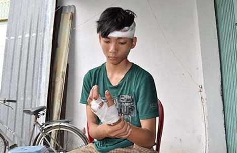 Xong vao UBND phuong chem nguoi: Man ro va con do! hinh anh