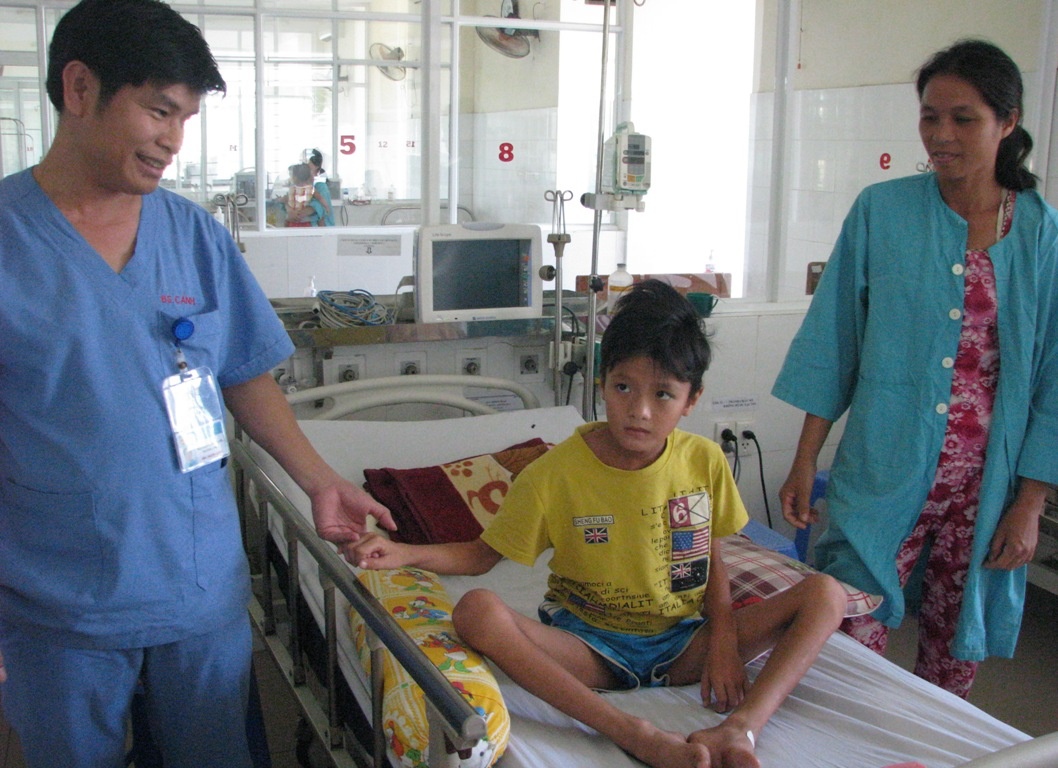 Bác sỹ Nguyễn Công Cảnh thăm khám cho bệnh nhi Quốc