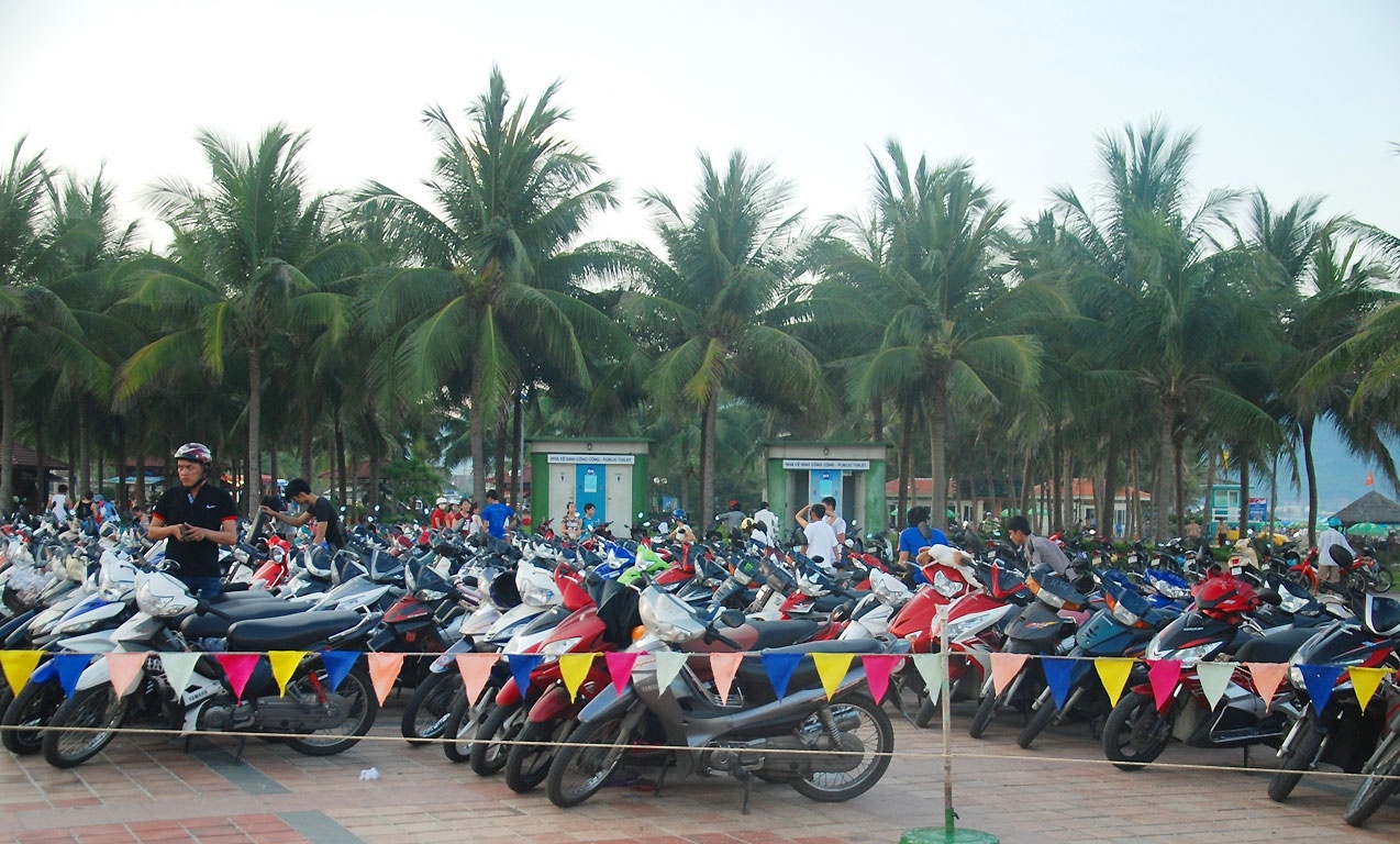 Những ngày gần đây, vào buổi chiều, người dân và du khách đã đổ tới các bãi biển T18, T20 (quận Ngũ Hành Sơn) và bãi biển Phạm Văn Đồng (quận Sơn Trà, TP Đà Nẵng) để hóng gió. 