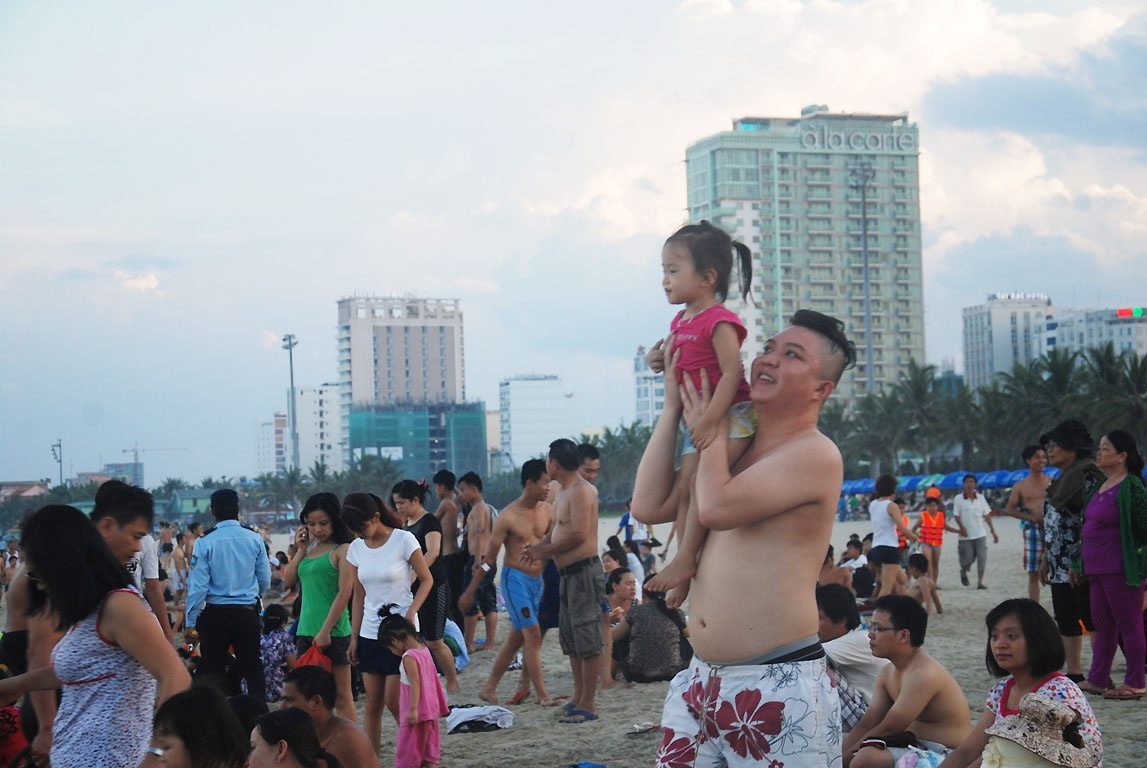 Theo thông tin từ trung tâm khí tượng thủy văn, nắng nóng tại Đà Nẵng sẽ duy trì đến hết tuần, với nhiệt độ cao nhất dao động ở mức 36-39 độ C. 