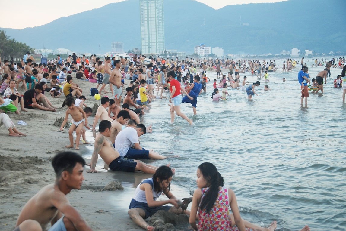 Với đường bờ biển dài, TP Đà Nẵng đón những cơn gió mát thổi vào từ biển Đông. Một trong những thú vui tránh nóng hiệu quả và miễn phí thu hút người dân thành phố là xuống biển chơi vào mỗi chiều, hòa mình vào dòng nước mát lạnh, trong xanh.