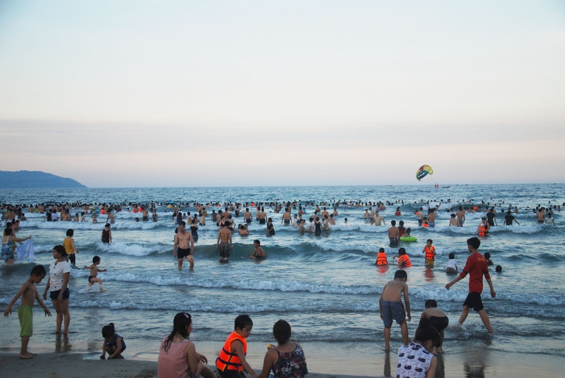 Biển Phạm Văn Đồng (quận Sơn Trà). 