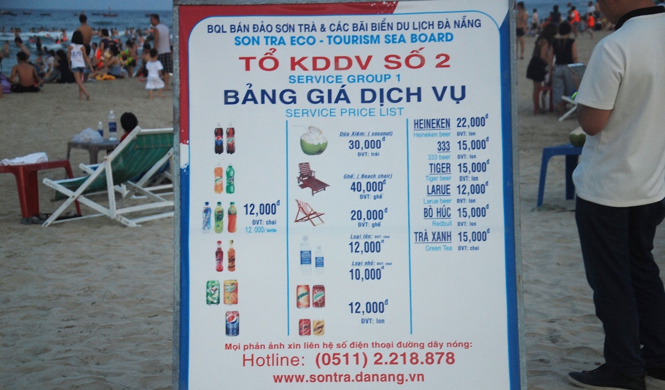 Giá các loại đồ ăn, nước uống cũng được cơ quan chức năng niêm yết giá công khai. 