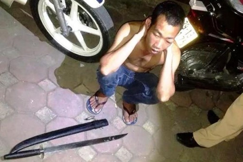 Giau kiem dai 80 cm tren oto, bi canh sat 141 phat hien hinh anh