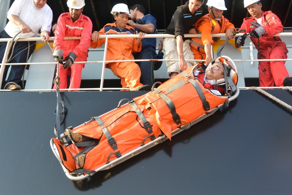 Dua thuyen vien nuoc ngoai bi dau tim ve dat lien chua tri hinh anh